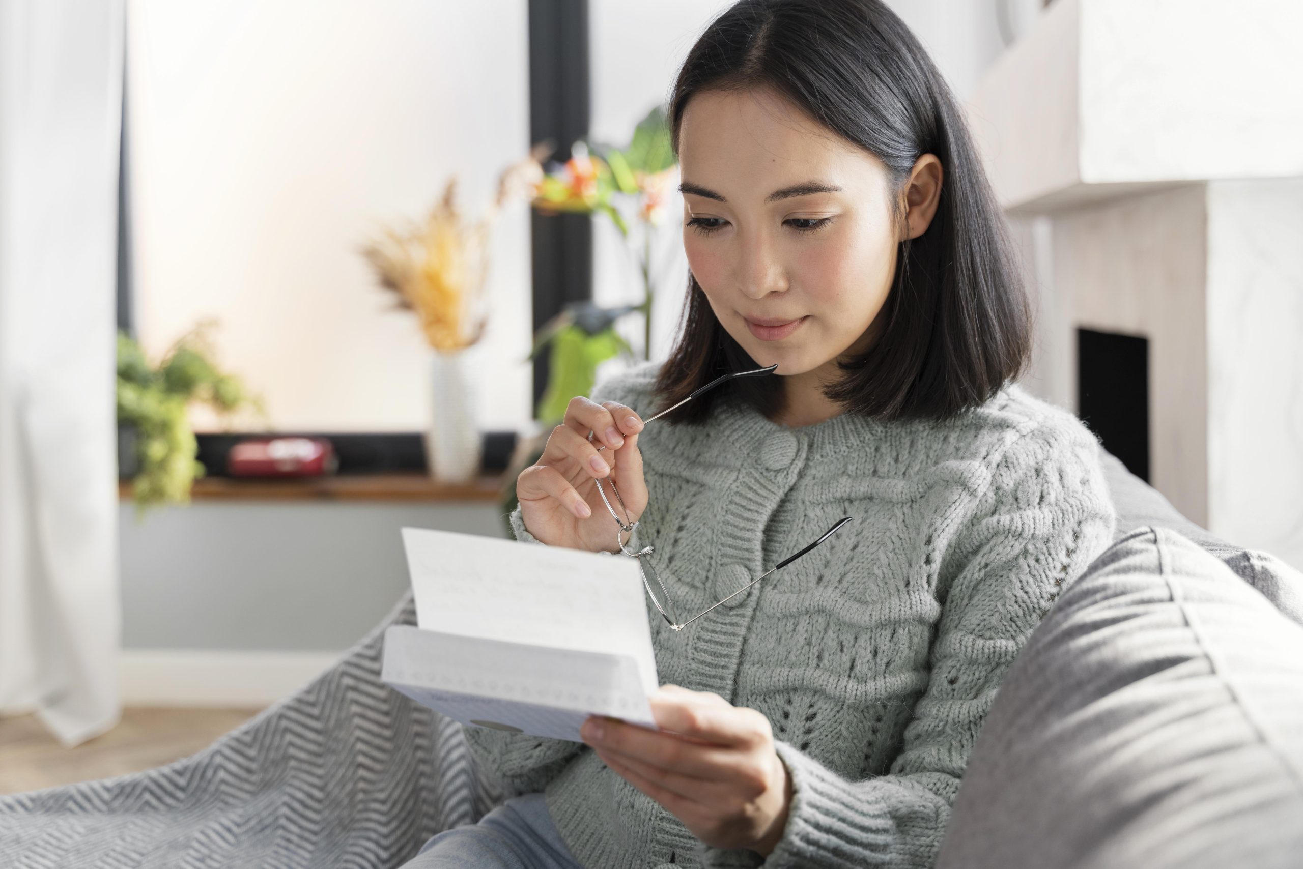portrait-woman-reading-letter